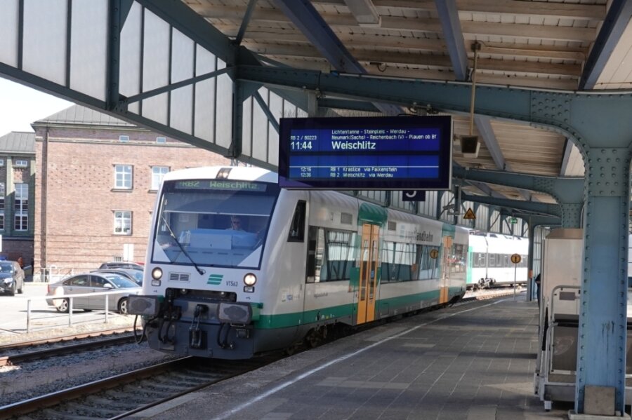 Eine Vogtlandbahn hält am Zwickauer Hauptbahnhof am Bahnsteig 5. Er ist nach heutigen Standards zu niedrig und verfügt nicht über ein Leitsystem für Blinde. Das soll sich beim geplanten Umbau ändern. 