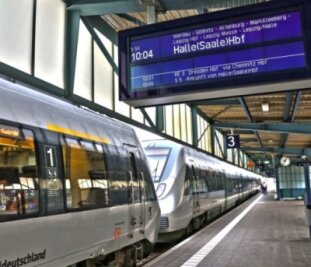 Bahn will Reisezeit von Zwickau nach Leipzig um etwa 15 Minuten verkürzen - Eine S-Bahn am Zwickauer Hauptbahnhof kurz vor der Abfahrt in Richtung Leipzig und Halle. In etwa zehn Jahren sollen Fahrgäste auf der Strecke deutlich schneller unterwegs sein.