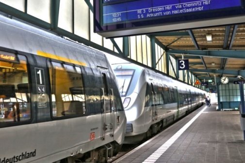 Bahn will Reisezeit von Zwickau nach Leipzig um etwa 15 Minuten verkürzen - Eine S-Bahn am Zwickauer Hauptbahnhof kurz vor der Abfahrt in Richtung Leipzig und Halle. In etwa zehn Jahren sollen Fahrgäste auf der Strecke deutlich schneller unterwegs sein.