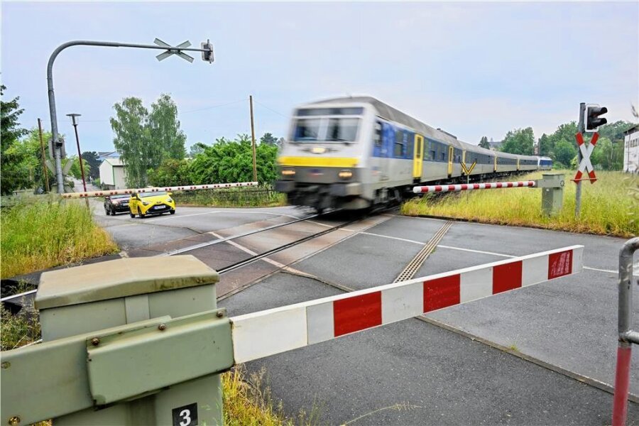 Bahn: Wir wollten nie den Übergang kappen - Über einen Bahnübergang gelangen Autofahrer zum Wohngebiet Hänflingsberg in Burgstädt mit etwa 100 Häusern und Gewerbebetrieben. Pläne für den Wegfall sorgten für Ärger.