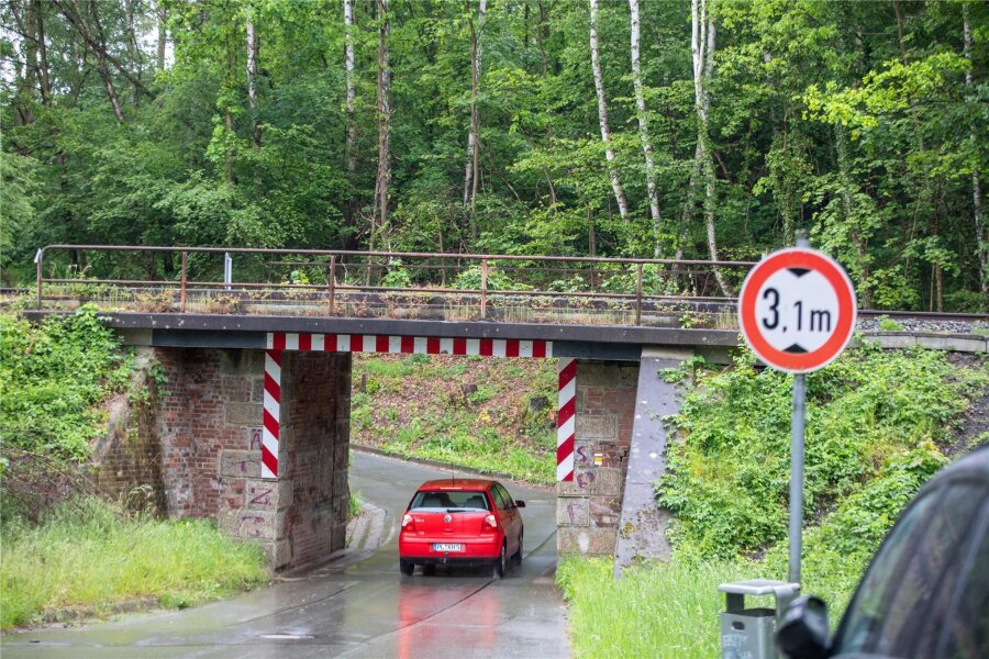 Bahnbrücke am Possigweg in Plauen wird erneuert - Bahnbrücke am Possigweg in Plauen: Die Durchfahrtshöhe soll mit dem Neubau von 3,10 auf 4,50 Meter wachsen.