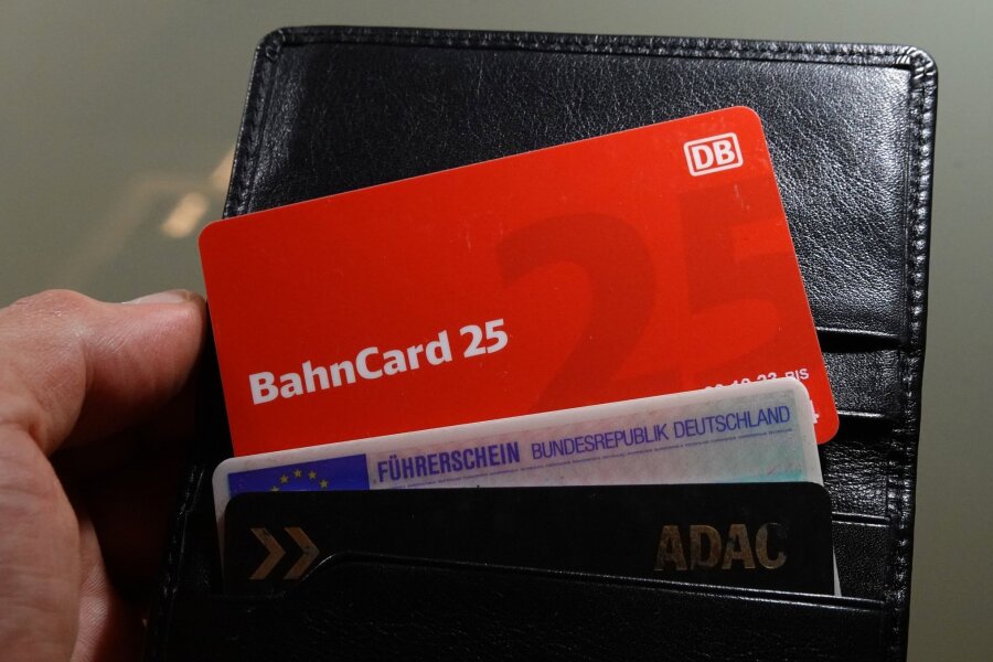 Bahncard nur noch digital - Kritik von Verbraucherverbänden - Die Deutsche Bahn vergibt die BahnCard ab heute nur noch digital.