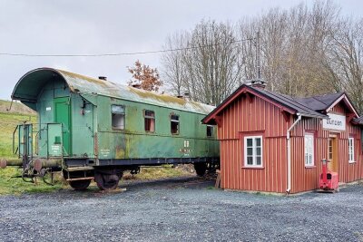 Bahnfans können im oberen Vogtland bald in historischen Personenwagen übernachten - Am Eisenbahn-Haltepunkt Gunzen steht seit einigen Tagen ein historischer Personenwaggon. Die Baureihe bezeichnet man aufgrund ihrer Fahrgeräusche auch als "Donnerbüchse". 