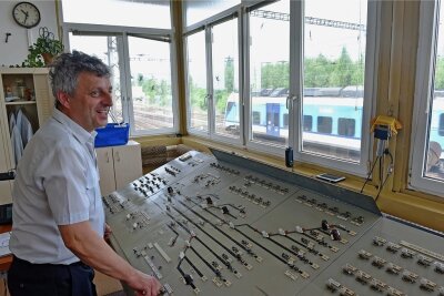 Bahngeschichte: Als der Chomutover Hauptbahnhof ein Knotenpunkt war - Petr Theumer ist Eisenbahner aus Leidenschaft. In Chomutov arbeitet er als Fahrdienstleiter im Hauptstellwerk.