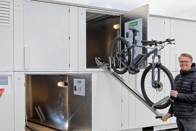 Bahnhöfe bekommen Fahrrad-Garagen - Patrick Rabe von der Chemnitzer Firma RWC Factory zeigt, wie eine Container-Fahrradgarage funktioniert. Die Anlage hat 16 Plätze, in die mittels eines Schienensystems Fahrräder eingeparkt werden können. Bezahlt wird mit einer EC- oder Kredit-Karte. 