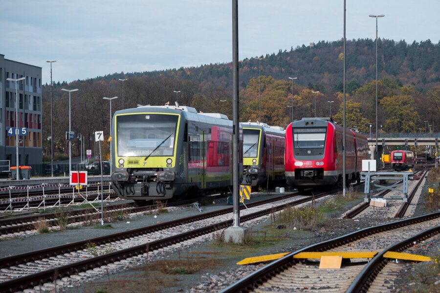 Bahnhof Altenburg im September saniert: Streckensperrung - Züge der Agilis und der Deutschen Bahn stehen auf Gleisen der Franken-Sachsen-Magistrale durch Thüringen.