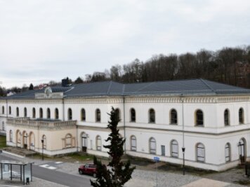 Bahnhof Crimmitschau: Stadt drückt aufs Tempo - Blick auf das Crimmitschauer Bahnhofsgebäude, in das wieder Leben einziehen soll. 