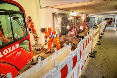 Bahnhof Flöha: Bauarbeiten dauern bis Ende 2023 - Im Bahnhof Flöha ist zurzeit eine Seite des Tunnels für Fußgänger gesperrt. 