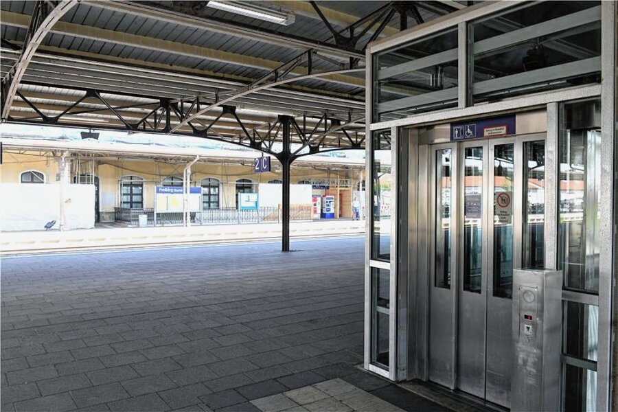 Bahnhof Freiberg: Wann neue Aufzüge kommen - Die Aufzüge im Bahnhof Freiberg sollen ausgetauscht werden.