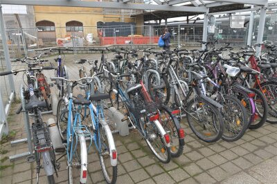 Bahnhof Freiberg: Wo sind die Fahrräder hin? - Am Bahnhof Freiberg wurden neue Fahrradständer aufgestellt – an einem neuen Standort.