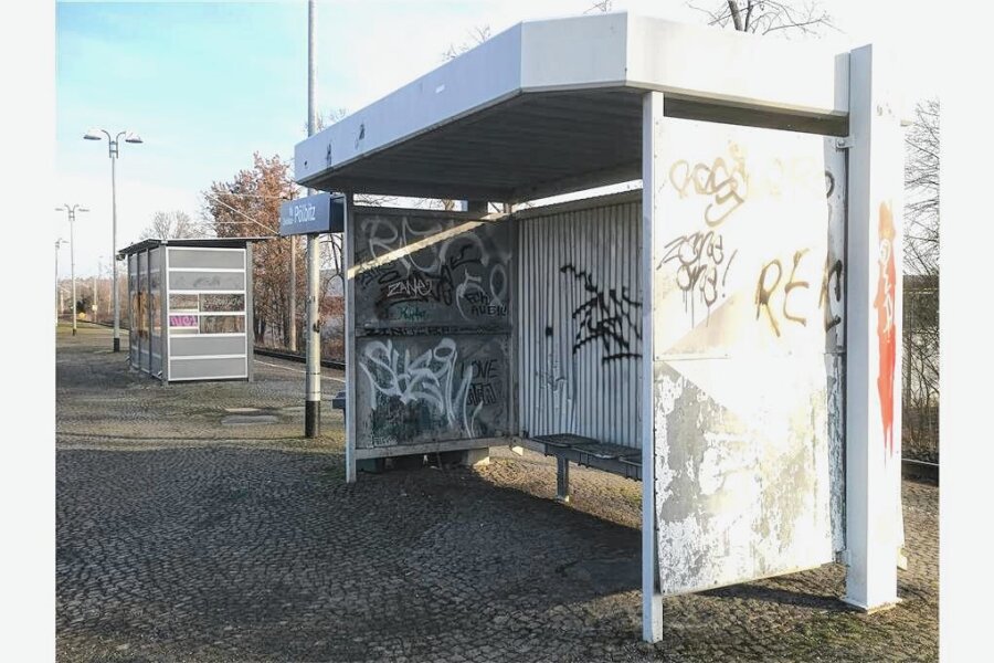 Bahnhof hat ein offenes Ohr, aber die Augen geschlossen: Schmierereien am Haltepunkt Zwickau-Pölbitz - Schmierereien im Wartehäuschen am Bahnhof Zwickau-Pölbitz.