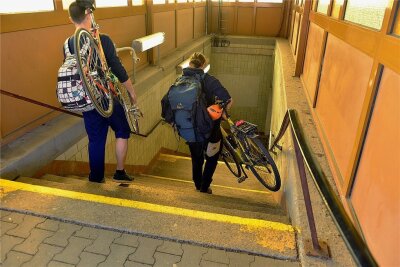 Für Radfahrer und Gehbehinderte seit langem eine Hürde: Auf den Bahnsteig von Gleis 2 und 3 geht es im Bahnhof in Mittweida nur über diese Treppenanlage.