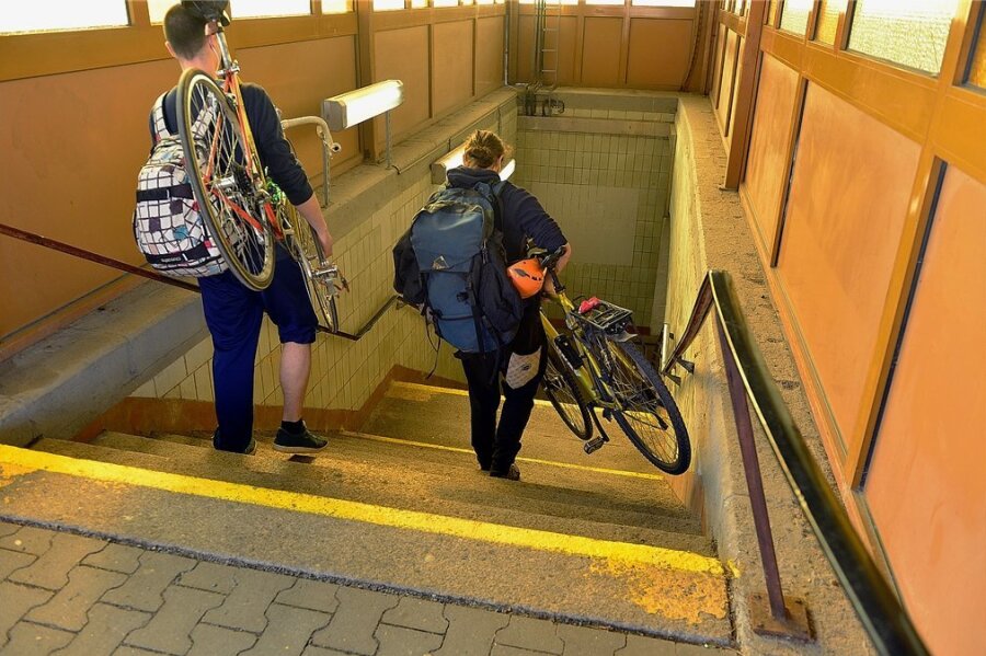 Für Radfahrer und Gehbehinderte seit langem eine Hürde: Auf den Bahnsteig von Gleis 2 und 3 geht es im Bahnhof in Mittweida nur über diese Treppenanlage.