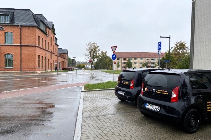 Pflegedienst-Fahrzeuge am Bahnhof Mittweida