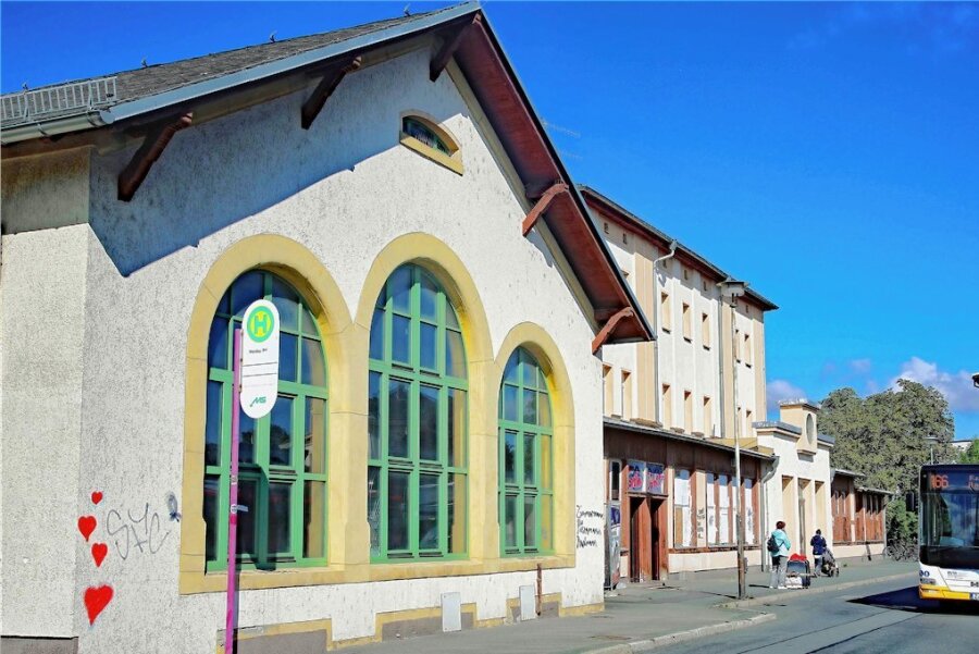 Bahnhof Werdau: Hat die Mitropa eine Zukunft? - Die ehemalige Mitropa (links) des Werdauer Bahnhofes könnte erhalten bleiben und neu genutzt werden.