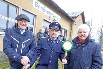 Dietmar Straube (l.) und Mario Elsner (Förderverein Zellwaldbahn) setzen mit Rathauschef Volkmar Schreiter (r.) zum ersten Spatenstich für die Sanierung an. 