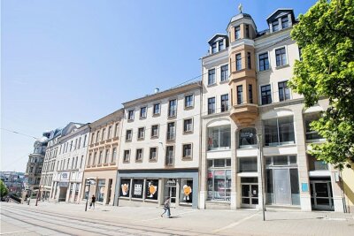 Bahnhofstraße in Plauen: Wohnungsbaugesellschaft legt Großinvestition auf Eis - Drei leergezogene Häuser an der Bahnhofstraße warten auf Abbruch und Sanierung. Stadt und WBG haben das Projekt auf Eis gelegt. 