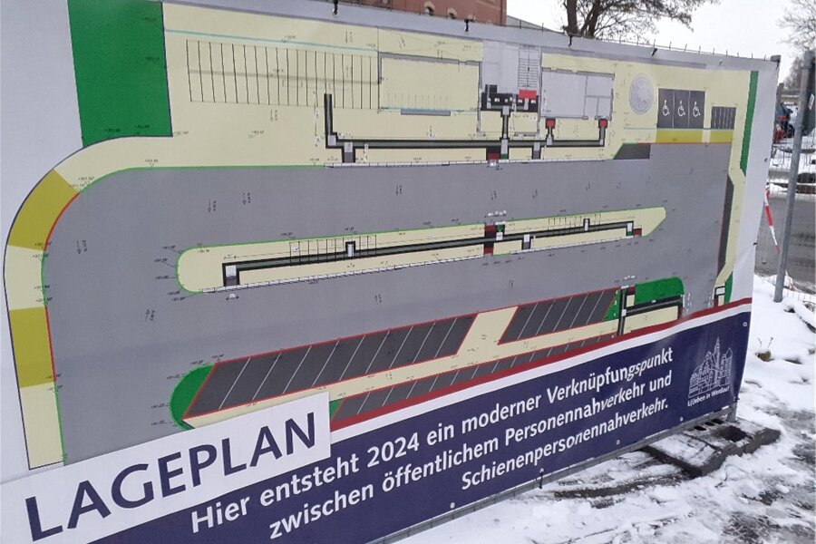 Bahnhofsumbau in Werdau: Pläne an Bauzäunen zeigen das Millionen-Vorhaben - Mit unübersehbaren Plänen informiert die Stadt an der Bahnhofsbaustelle über den Umbau.