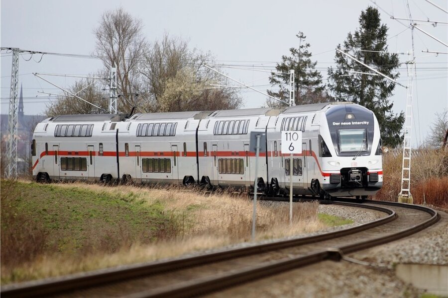 Ein Doppelstock-Intercity, wie er derzeit zwischen Rostock und Dresden verkehrt. Angedacht ist, einzelne Züge ab Sommer 2022 bis nach Chemnitz fahren zu lassen.