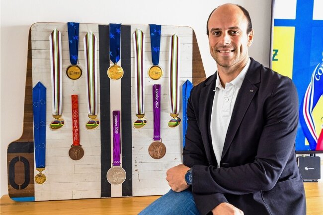 Bahnsprinter Maximilian Levy beendet Karriere - So geht es für ihn weiter - Maximilian Levy sitzt vor seinen wichtigsten Medaillen, insgesamt 35 gewann er bei Olympia, WM und EM. 