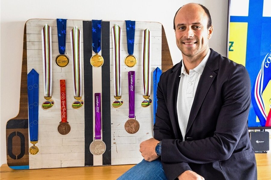 Maximilian Levy sitzt vor seinen wichtigsten Medaillen, insgesamt 35 gewann er bei Olympia, WM und EM. 