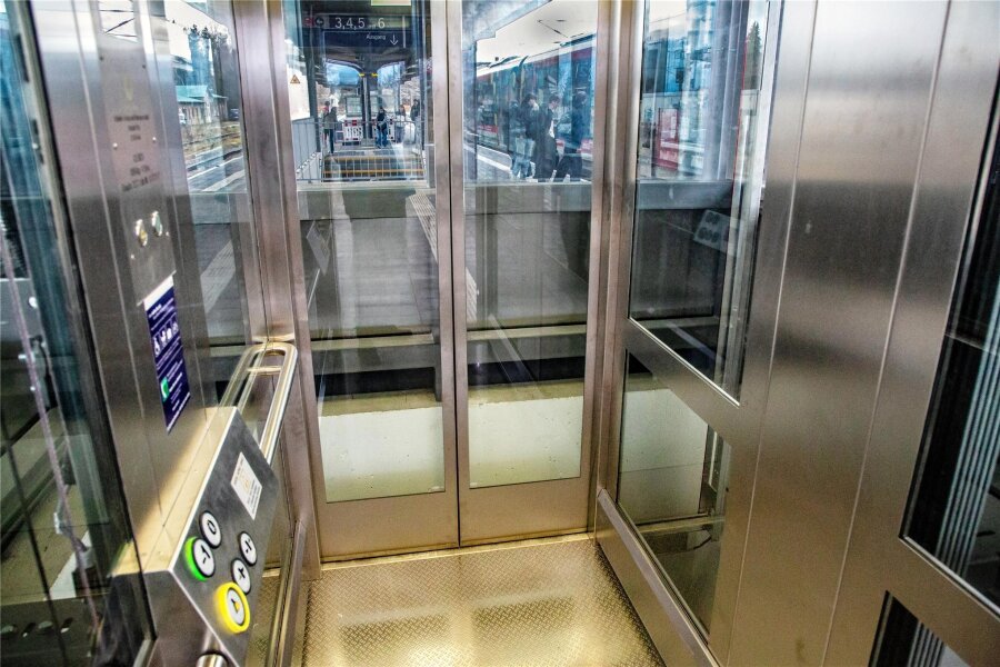 Bahnsteigumbau in Flöha: Die neuen Aufzüge sind in Betrieb - Die neuen Aufzüge an den drei Doppelbahnsteigen in Flöha sind seit Dienstag in Betrieb.