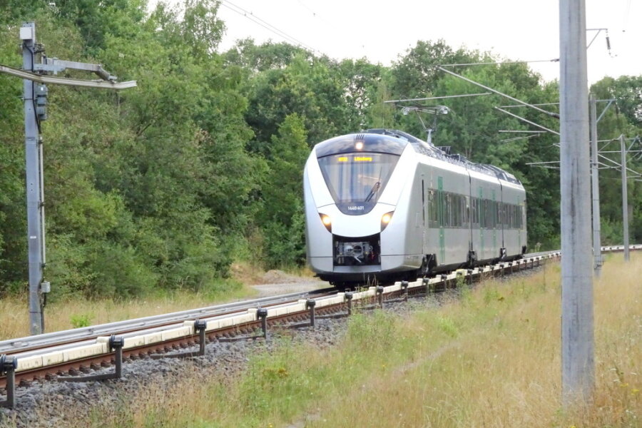 Bahnstrecke Chemnitz-Leipzig: Neue Batteriezüge kommen erst 2024 - So sehen die neuen Batteriezüge von Alstom aus. Bei diesem Exemplar fehlen die echten Batteriepacks aber noch, es sind nur Attrappen. 