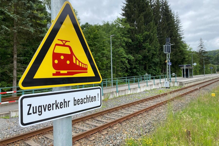 Bahnstrecke im Erzgebirge wegen Bauarbeiten gesperrt – Im Ersatzverkehr rollen Busse - Im oberen Schwarzwassertal – hier ein Teil des Bahnhofs Antonsthal – rollen derzeit wegen Bauarbeiten keine Züge.