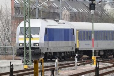 Bahnstrecke Leipzig-Chemnitz nach Fahrzeugschaden gesperrt - 