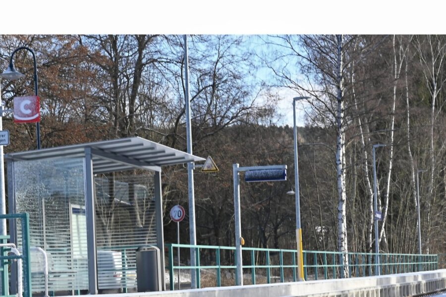 Bahnstrecke und Straße dicht: Erfenschlag vom Nahverkehr abgehängt - Der Haltepunkt Erfenschlag-Ost wurde mit Inbetriebnahme der Strecke durch die City-Bahn Anfang 2022 eröffnet.