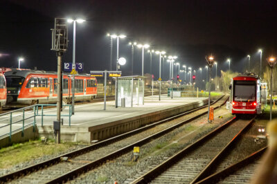 Bahnstreik: Damit müssen Fahrgäste im Erzgebirge am Freitag rechnen - Vom Bahnstreik betroffen ist auch das Erzgebirge. Züge, wie hier am Bahnhof in Aue, sollen still stehen.