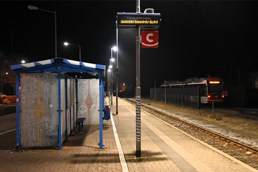 Bahnstreik in der Region: So gehen die Menschen in Mittweida und Hainichen mit Zugausfällen um - Der Bahnhof Hainichen am Mittwochmorgen: Eine Anzeige informiert darüber, dass der Zugverkehr „massiv beeinträchtigt“ ist.