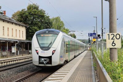 Bahnstreik: Worauf sich Kunden im Landkreis Zwickau am Freitag einstellen müssen - Dieses Bild wird am Freitagmorgen Seltenheitswert haben: ein Zug der Mitteldeutschen Regiobahn am Haltepunkt Zwickau-Mosel. 
