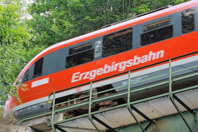 Bahntrasse im Westerzgebirge wird saniert: Ab Montag längere Wege für Bahnreisende - Zu Einschränkungen kommt es ab Montag auf der Bahnstrecke von Zwickau nach Johanngeorgenstadt. 
