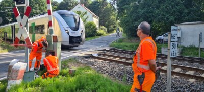 Bahnübergang defekt: Störung im Bahnverkehr zwischen Chemnitz und Dresden behoben - 