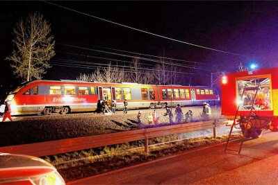 Bahnunfall bei Flöha: Mann stirbt, Ursache noch unklar - Nach dem Zugunfall mussten sieben Fahrgäste aus dem Zug evakuiert werden. 