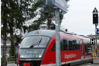 Bahnunfall in Scharfenstein: Erzgebirgsbahn fährt gegen umgestürzten Baum - Während der Aufräumarbeiten in Scharfenstein wurde in beide Richtungen ein Pendelverkehr eingerichtet – hier die Erzgebirgsbahn am Zschopauer Bahnhof.