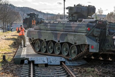 Bahnverladung für Nato-Übung: „Marder“ brauchen mobile Rampe - Ein Schützenpanzer „Marder“ wird über eine mobile Rampe auf einen Waggon bugsiert.