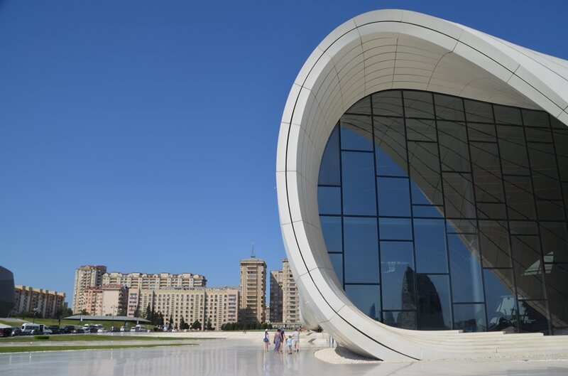 Baku: Wo die leeren Häuser funkeln - Das Heydar Aliyev Center.