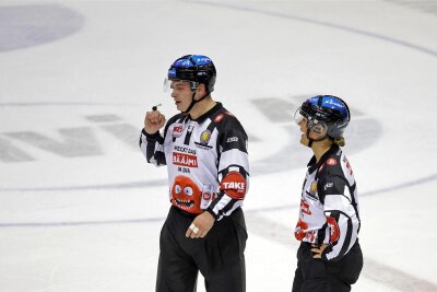 Bald Funk-Mikros für Eishockey-Referees: Welche Probleme im Kunsteisstadion in Crimmitschau drohen - Eishockey-Referees in der DEL 2 sollen ihre Entscheidungen bald per Funk-Mikro mitteilen.