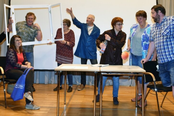 Eine Probe des Dramatischen Vereins Oederan im Bürgersaal. Mario Böhme (4. v. r.) ist Regisseur und Darsteller. 