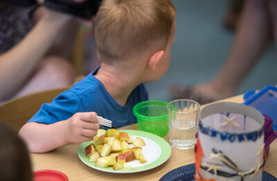 Bald jeden Monat 150 Euro für Kita-Essen: CDU fordert Entlastung der Eltern über die Mehrwertsteuer - In Chemnitz rechnen die ersten Kindergärten mit bis zu 7,50 Euro für das tägliche Essen, das aus Frühstück, Mittag und Vesper besteht.