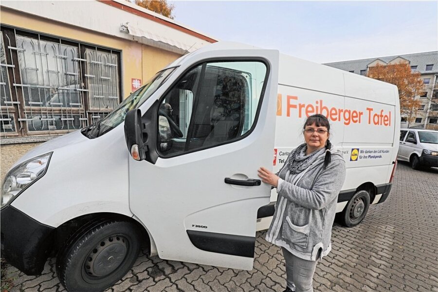 Bald schrottreif: Tafel Freiberg braucht neues Kühlauto - Anja Fiedler, Leiterin der Freiberger Tafel, mit dem in die Jahre gekommenen Kühltransporter, der dringend ersetzt werden muss. 