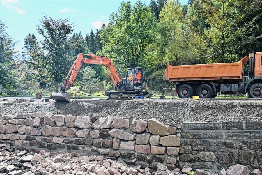 Bauarbeiten an der Stützmauer an der Großen Bockau in Eibenstock