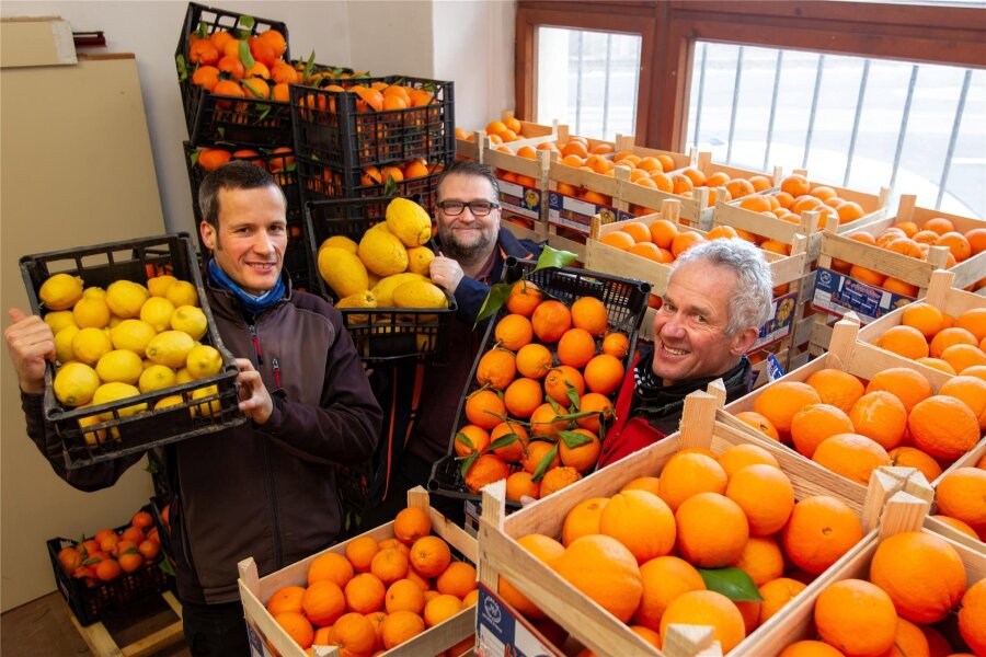 Bald wieder lange Schlangen für Orangen in Plauen? Warum es zuletzt Ärger gab - Ob Jörg Grohmann (links) das Orangen-Geschäft von Vater Arndt (rechts) übernimmt, ist noch nicht raus. Markus Hossack orientiert sich beruflich jedenfalls neu. Er wird wohl nur noch dieses Jahr im Boot sein.