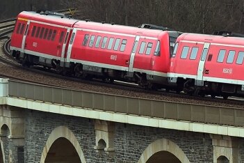 Bald Zugluft statt Klimaanlage? - Ein Neigetechnikzug der Bahn auf dem Weg nach Leipzig. Diese Züge sind klimatisiert. Ob sie eine Zukunft auf der Linie haben, ist fraglich.