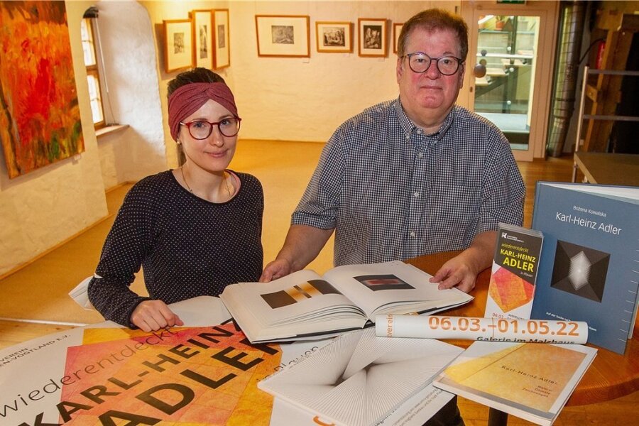 Malzhaus-Galeristin Julia Blei und Wilfried Hub, der Vorsitzende des Kunstvereins Plauen-Vogtland, holten die Ausstellung mit Werken Karl-Heinz Adlers nach Plauen - am Sonntag, 6. März, wird die Schau eröffnet. 