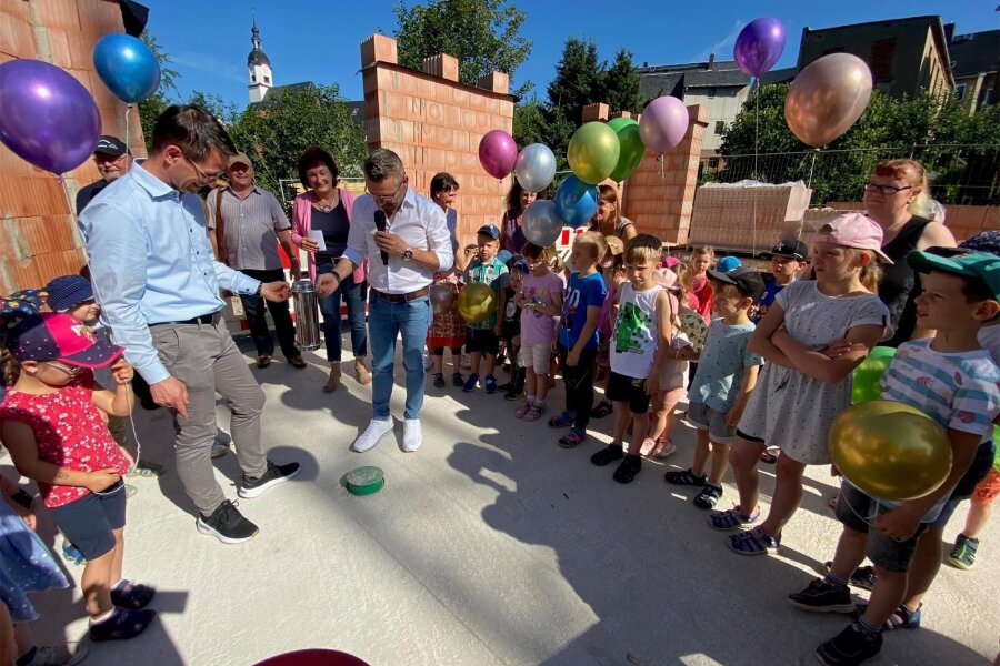 Baldiger Umzug: Wechselburgs Hortkinder verlassen ehemalige Grundschule - Die Grundsteinlegung für den neuen Hortanbau in Wechselburg geriet zur großen Party: mit Kindersekt und Luftballons.