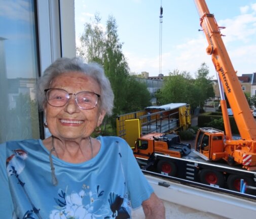 Maria Blumenroth steht die Freude über den Balkonanbau ins Gesicht geschrieben. Die 90-Jährige hat sich Balkonmöbel gekauft. 