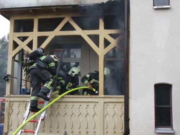 Die Feuerwehr ist am Freitagvormittag zu einem Balkonbrand in die Zwickauer Friedrich-Engels-Straße ausgerückt.